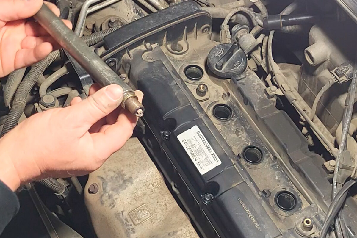 Как открутить свечи зажигания если они прикипели Replacement and maintenance of Hyndai Accent MC spark plugs