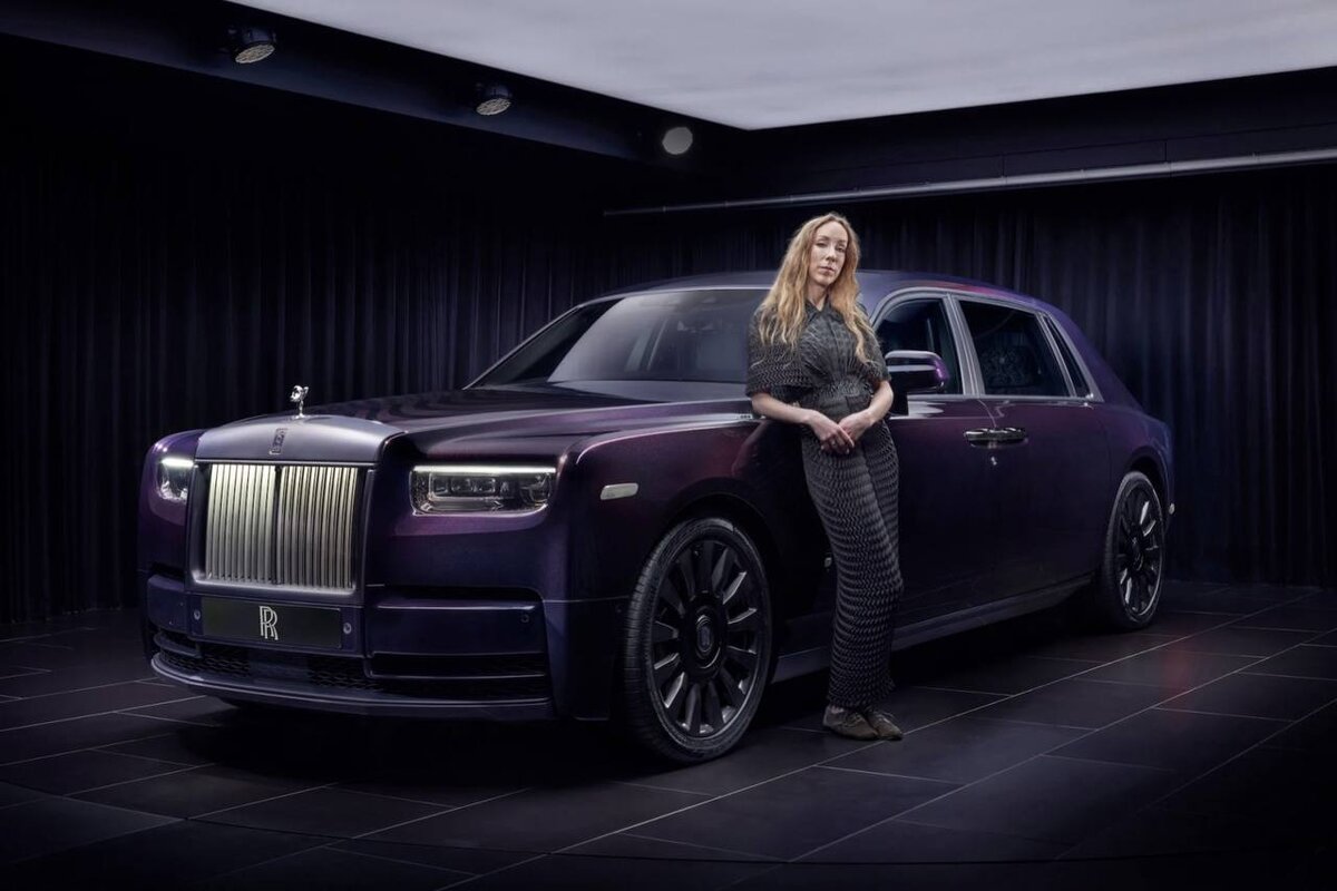 Производитель автомобилей Rolls-Royce объединился с Iris van Herpen для создания модели Phantom Syntopia. Название новинки вдохновлено одноименной коллекцией платьев модельера. Iris оформила интерьер салона: главными элементами здесь выступают мерцающий хедлайнер, трехмерные текстильные скульптуры, шелковые сиденья и плюшевая подкладка из стеганой ткани. 