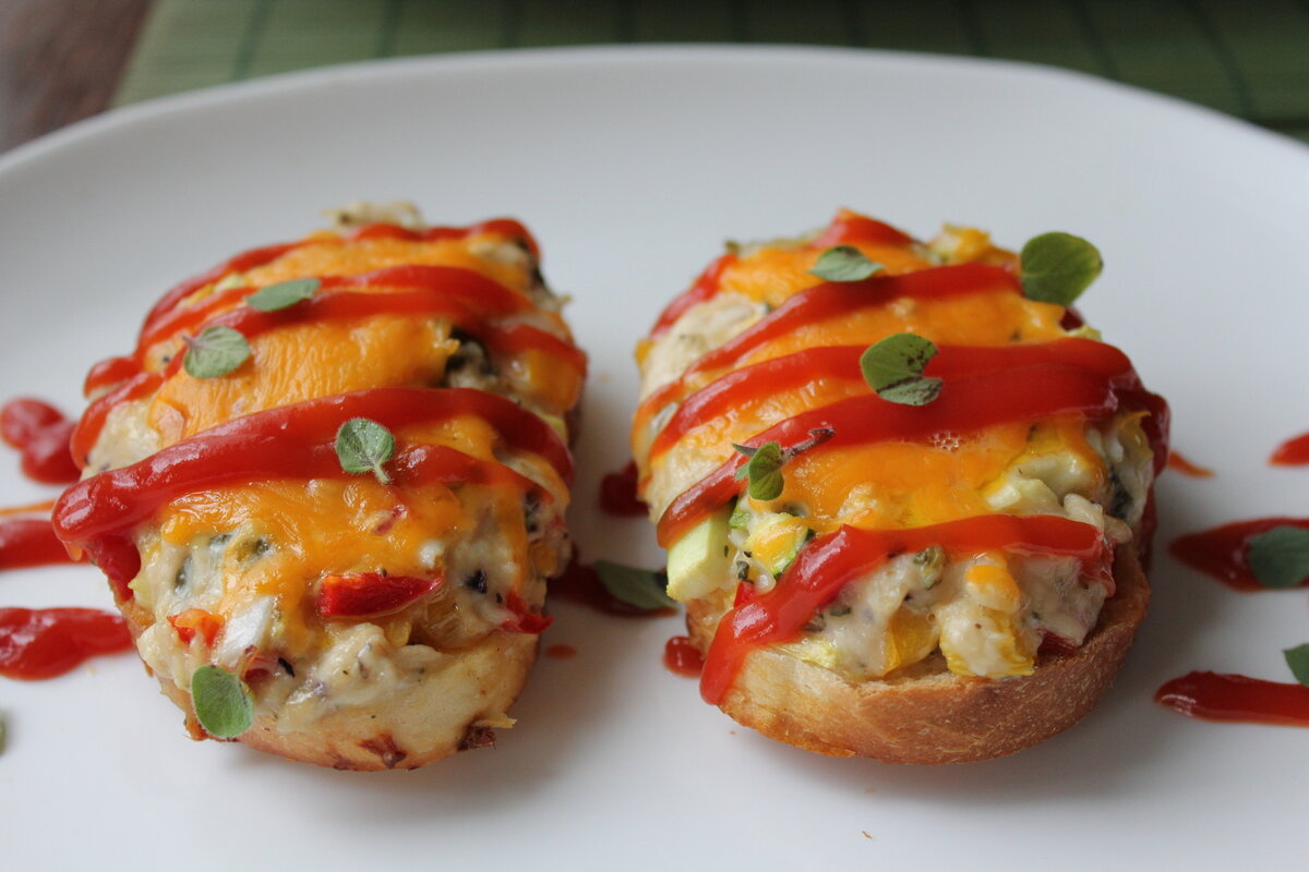 Ингредиенты: — 1 нарезной батон
— 250 г «Докторской» колбасы
— 8 ст.л. помидорного соуса
— 200 г твёрдого сыра
— 4 маленьких зубчика чеснока
— петрушка
— укроп
— базилик
— смесь перцев
— подсолнечное масло
соус-любой
Приготовление: Колбасу освободила от оболочки, нарезала соломкой.
На подсолнечном масле поджарила колбаску, выдавив к ней через пресс чеснок, добавив свежемолотый базилик и смесь перцев.
Зелень промыла, обсушила и порубила ножом. Сыр пустила на крупную тёрку. на ботоне сделать несколько глубоких надрезов вдоль и поперёк.
Форму смазала подсолнечным маслом. Выложила в неё батон. В надрезы залила соус. Обжаренную с чесночком и специями колбаску разложила по продольным и поперечным надрезам, утрамбовывая её внутрь, посып. сверху зеленью. А затем сыром — тоже вдавливая часть внутрь, а остальное свободно располагая на поверхности. Духовку заранее разогрела до 200'C.Выпекала 15 минут.  Желаю Вам Bon Appetit или Приятного аппетита. Новые рецепты вкусных и необычных блюд ждут вас каждый день. ПОДПИСЫВАЙТЕСЬ НА МОЙ КАНАЛ СТАВЬТЕ ЛАЙК ЕСЛИ ВАМ ПОНРАВИЛОСЬ ЭТО БЛЮДО.
