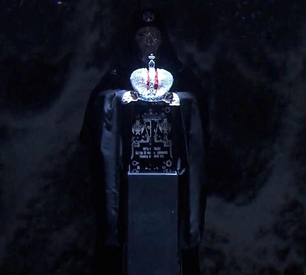 Корона. Сцена из «Бориса Годунова». Постановка Нового национального театра Токио. 2022 