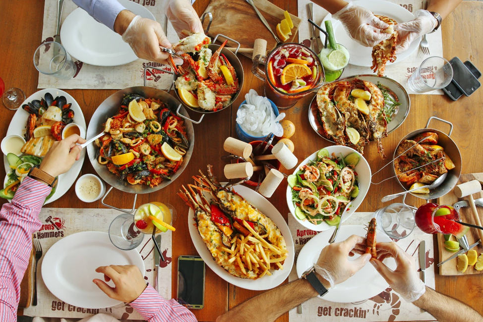 Питание в эмиратах. ОАЭ еда традиционная. Кухня ОАЭ. Национальная еда в Дубае. Уличная еда в ОАЭ.