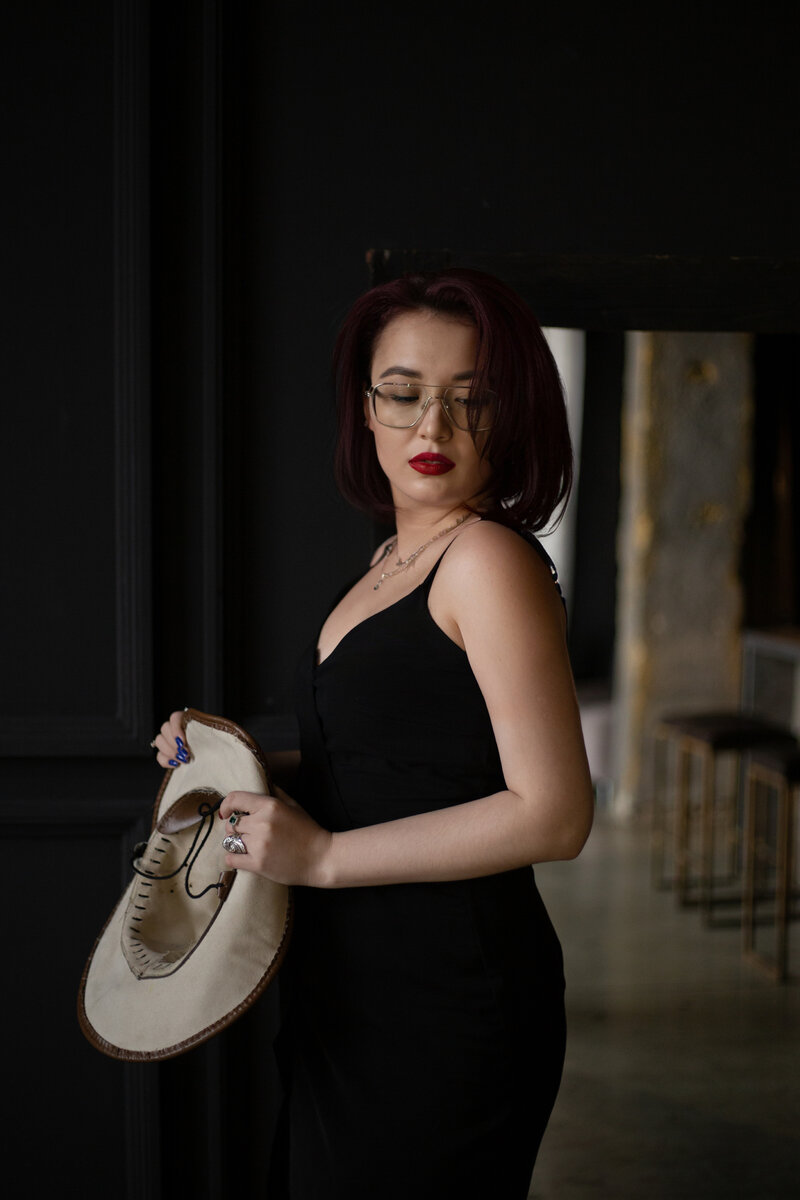 Я начала работать с чакрами в 2013 году, мне было 15-16 лет, тогда в мои руки впервые попались статьи про Будду(который в последствии приходил ко мне во снах и передавал послания для меня). Сейчас я являюсь сертифицированным нумерологом и психологом по психотравме и психосоматике.Также являюсь ангелотерапевтом ,одним из сильных эзотериков и шаманов.Все способности перешли мне либо по роду, либо из моих прошлых воплощений .За пол года уже более 200 человек прошли мои марафоны и получили свои результаты