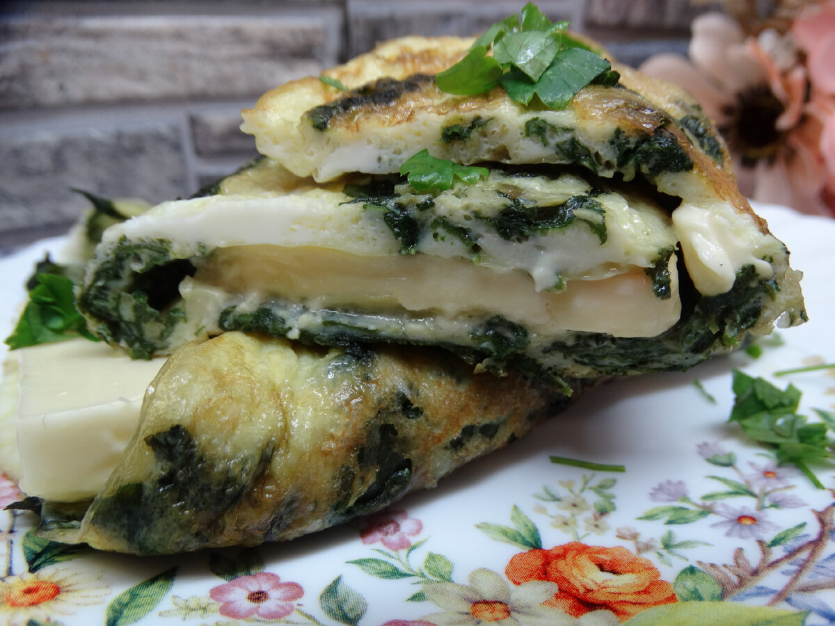 Омлет с плавленым сыром и шпинатом