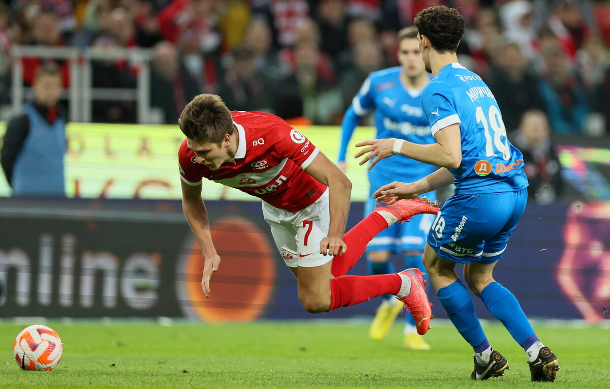    Александр Соболев ("Спартак") и Николас Маричал ("Динамо")  Сергей Савостьянов/ТАСС