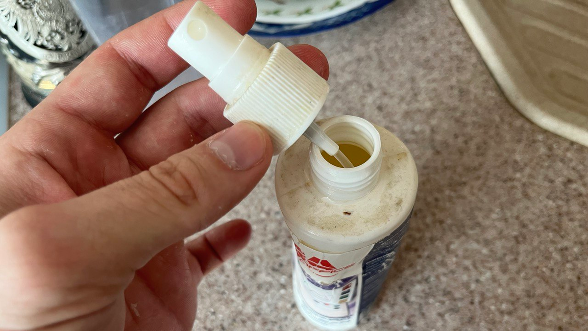 Я использую такой распылитель, залил просто в него масла. Удобно и жирность блюда не слишком увеличивается