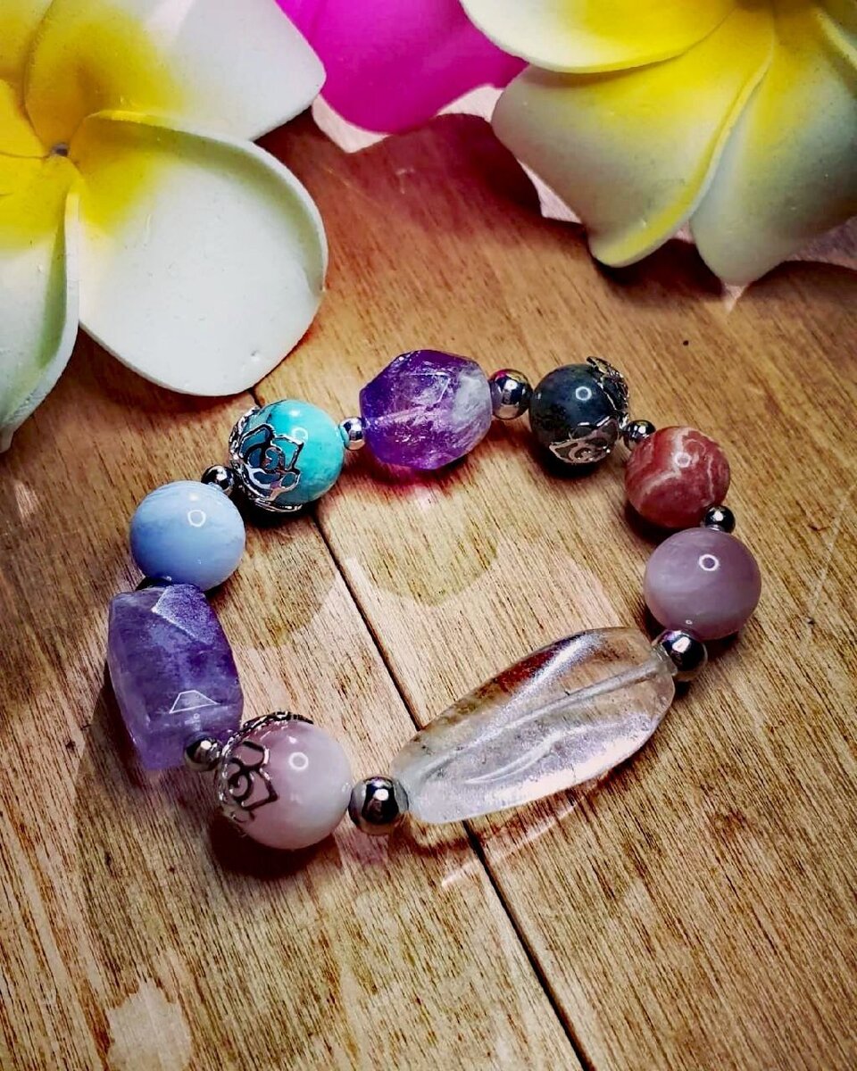 моя работа , аметист , кунцит, голубой агат, прозрачный кварц и родохрозит , запрос клиента " раскрытие глубокого понимания себя, проявление своих женских энергий, эмоциональный баланс " 