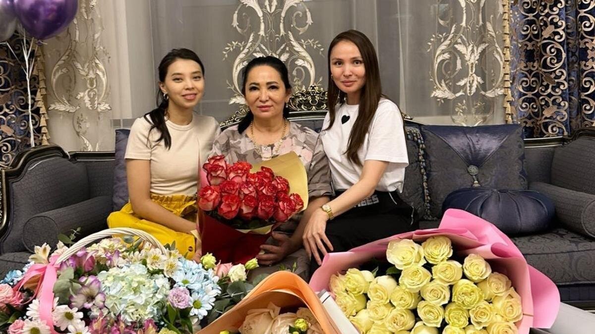    Гульзира Айдарбекова с невестками:instagram.com/zhuldyzabdukarimovaofficial