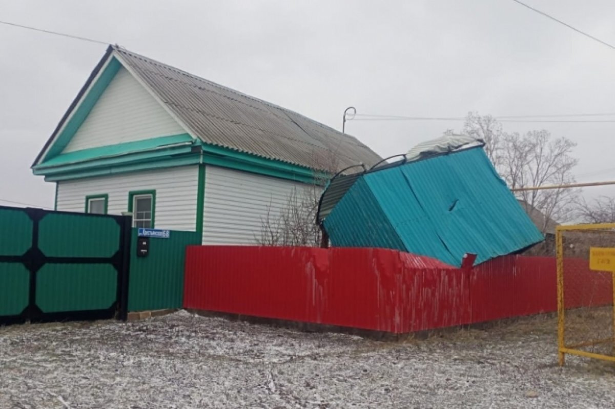    В Башкирии ураганный ветер принес автобусную остановку в огород жилого дома