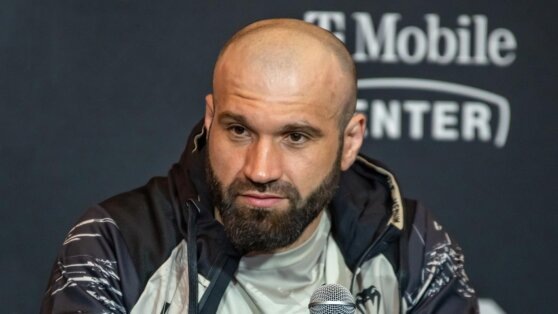    Мурзаканов единогласным решением судей победил Джейкоби на турнире UFC Даниил Шалонников
