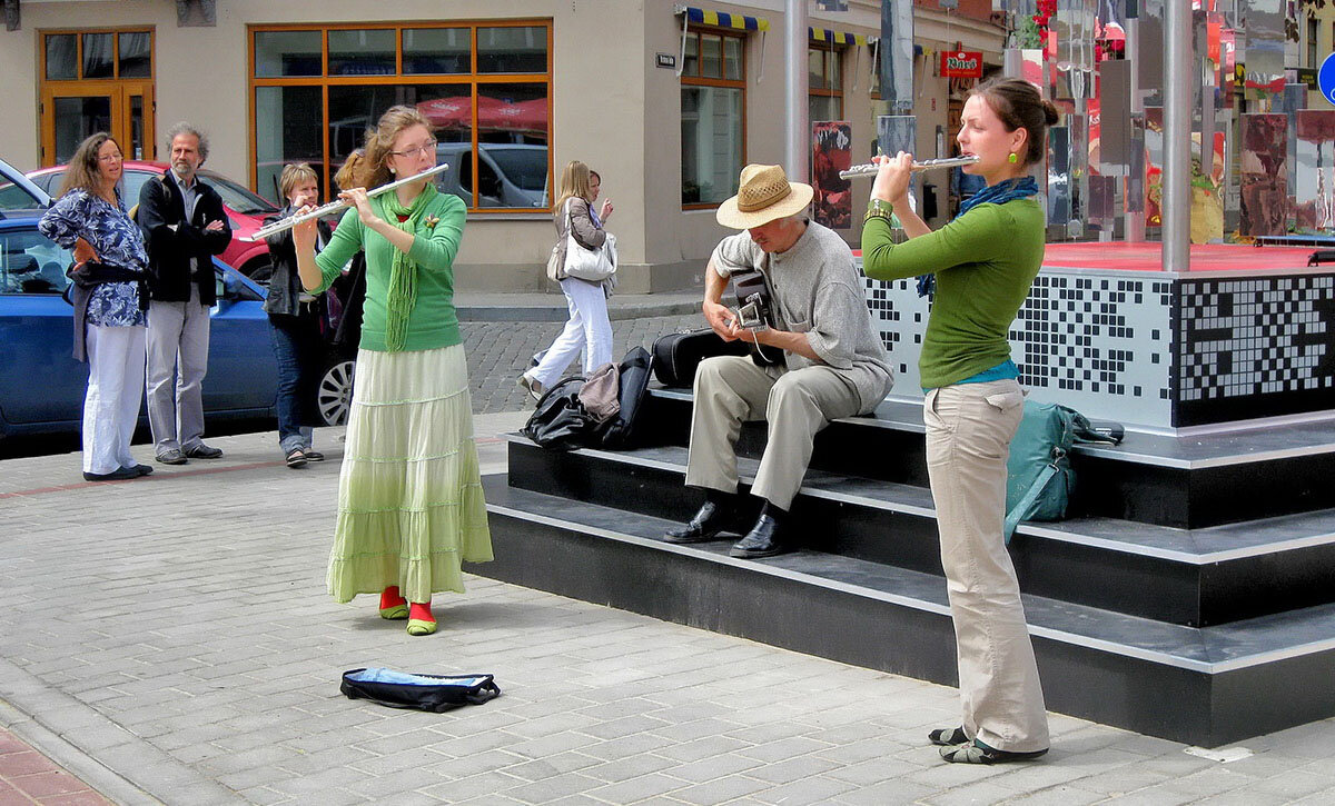 Играют на улице песни. Музыканты на улице. Уличные музыканты. Сценка на улице. Уличные музыканты в Москве.