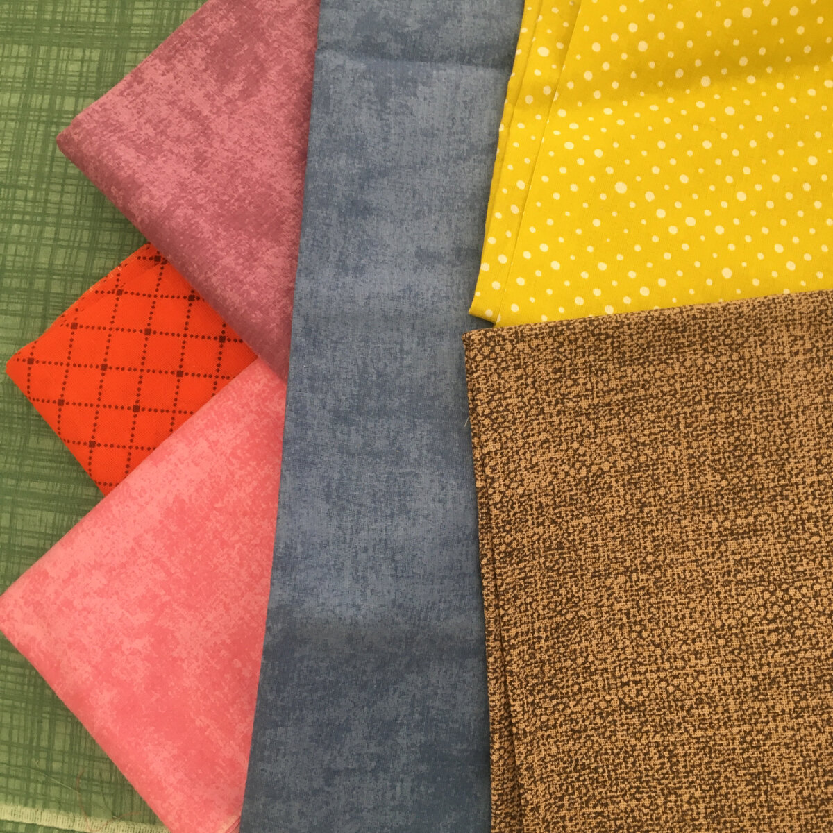 И остановилась я наверное на этой раскладке. Возможно поменяю местами две ткани. 