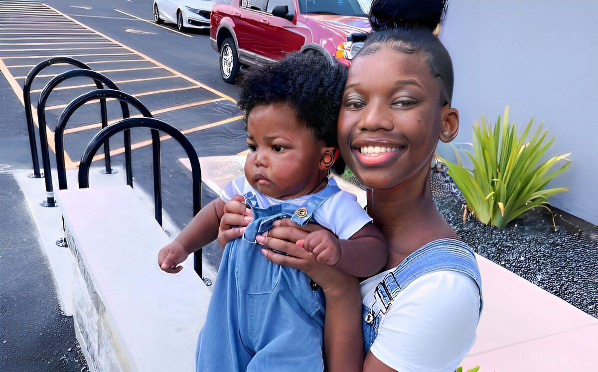 Фото из сети. Дестини с сыном