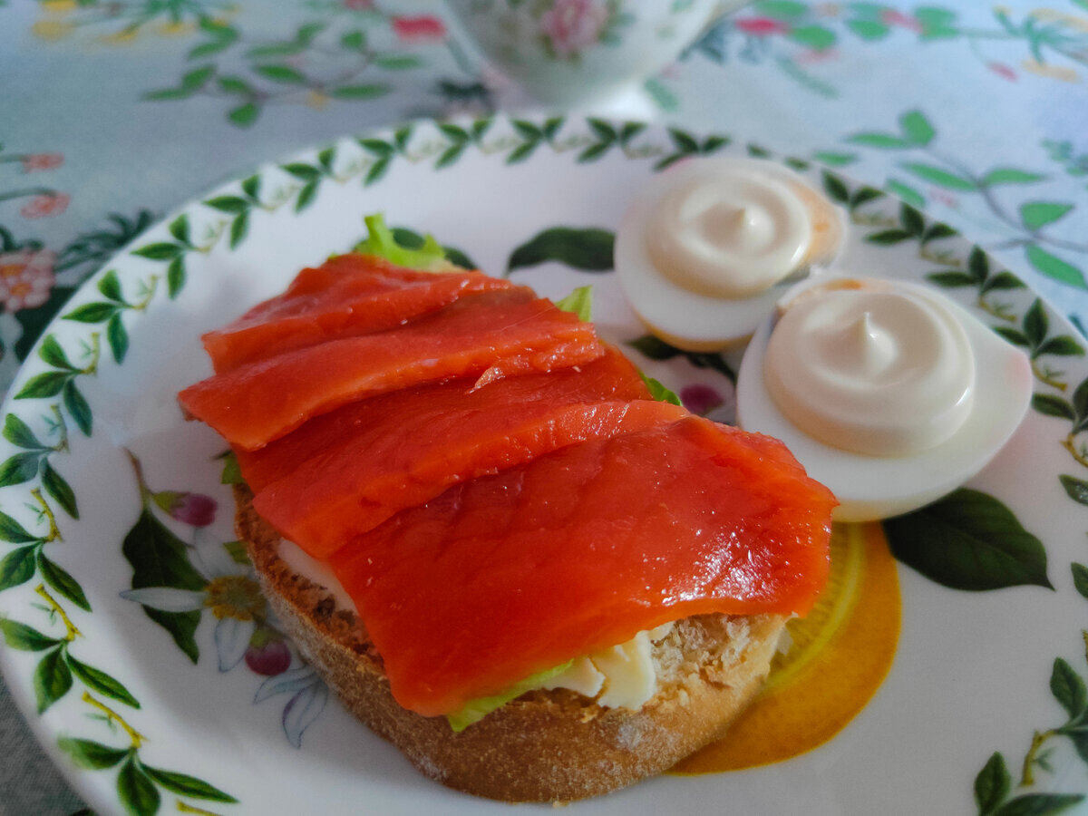 Бутерброд с лососем, яйцо с майонезом (не совсем по-японски, но и в Японии едят лосось, яйца и майонез 😁)