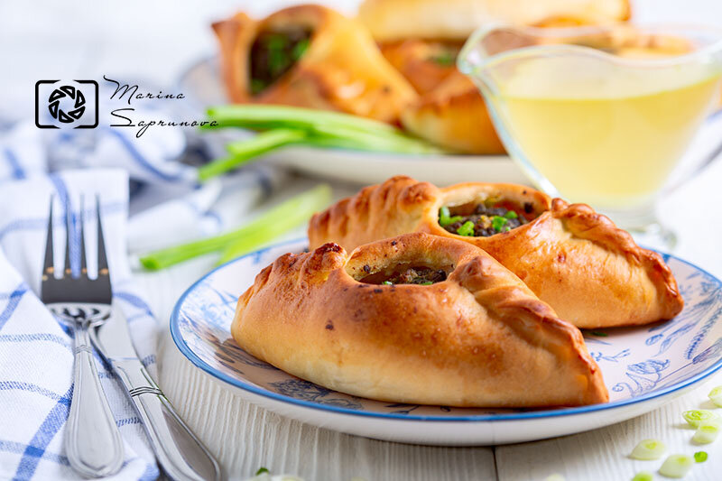 Расстегаи с печенью и горячим бульоном.