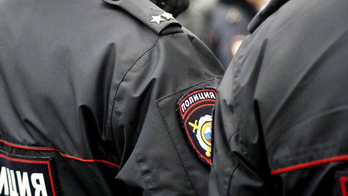     Жители дома №33а по улице Дементьева рассказали о семье, в которой днем в четверг, 27 апреля, случился конфликт. Девушку госпитализировали, а мужчину задержали.