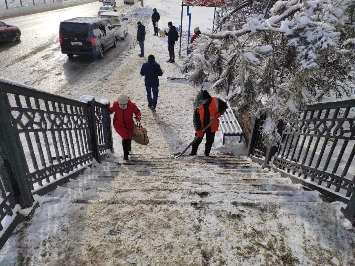 Это фрагмент панорамы Сумского моста. Лестница. Та самая остановка, где любила бывать Мостовая. Фото - "Городские известия"