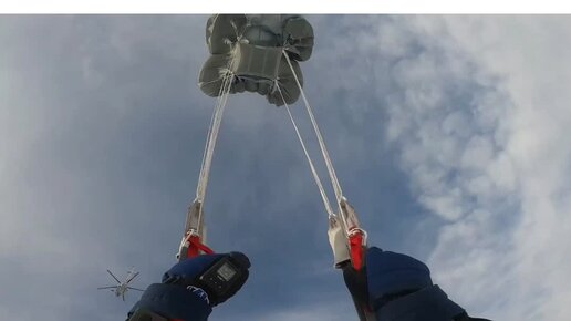 С неба, но не на землю: спасатели десантируются на лед Оби. Учения МЧС 