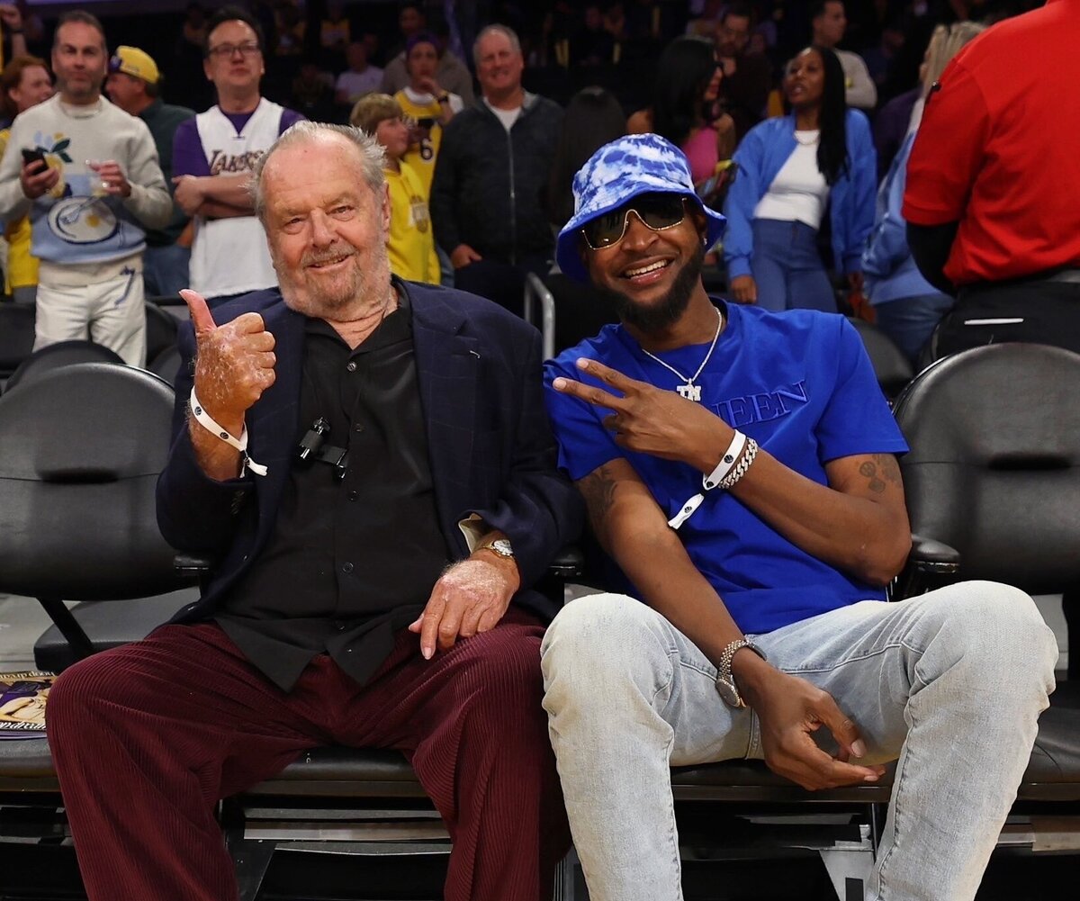     Джек Николсон посетил матч «Лейкерс» впервые с 2021 года. У актера деменция, и последние годы он ведет затворнический образ жизни