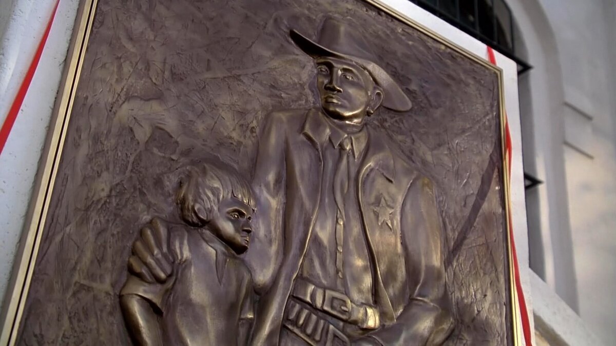 В честь Бадди открывают мемориал. Произнести благодарственную речь для Сэма чертовски непросто.