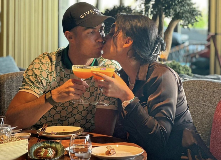    Криштиану Роналду опубликовал новое фото с возлюбленной на фоне слухов о расставании