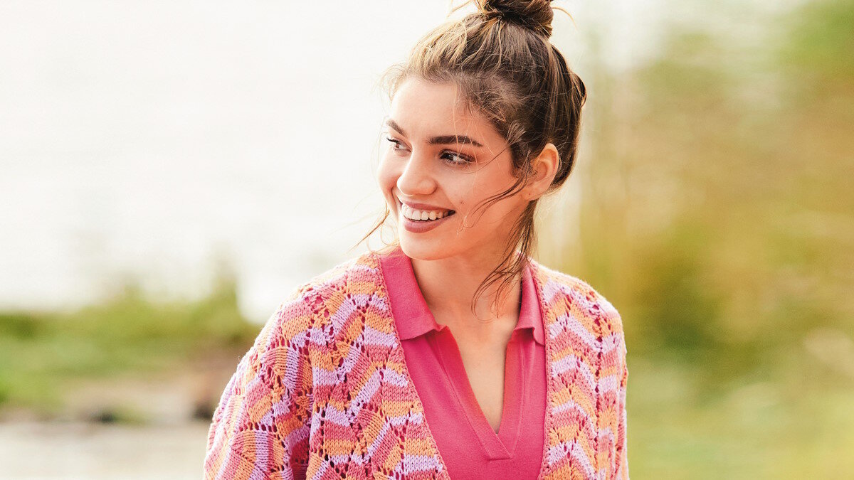    Вязаный пуловер с глубоким V-вырезом горловины