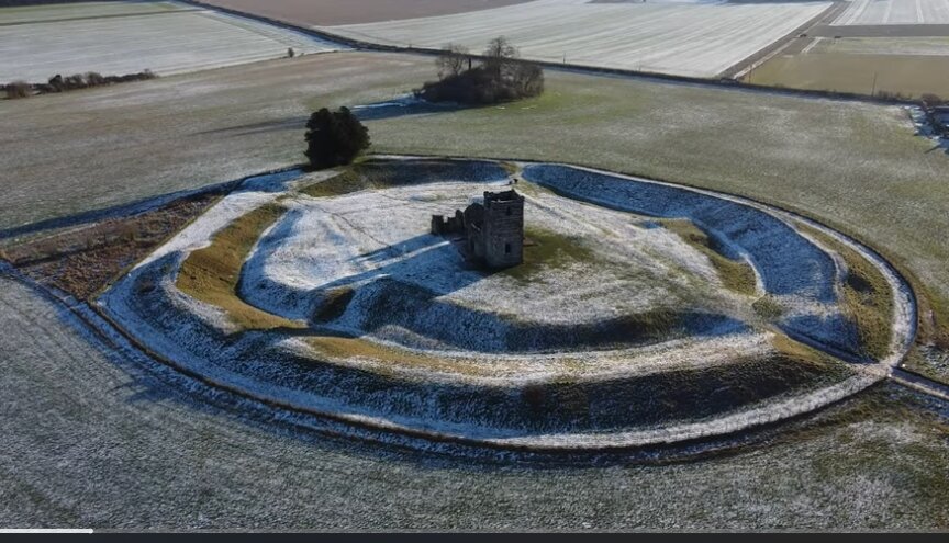 Церковь внутри 4000 летних хэнджей