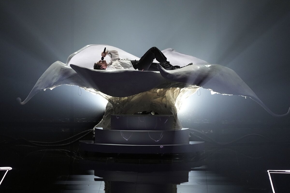 Фото: TASS / AP / Martin Meissner / Люк Блэк (Сербия) во время выступления в финале международного конкурса песни «Евровидение-2023» 