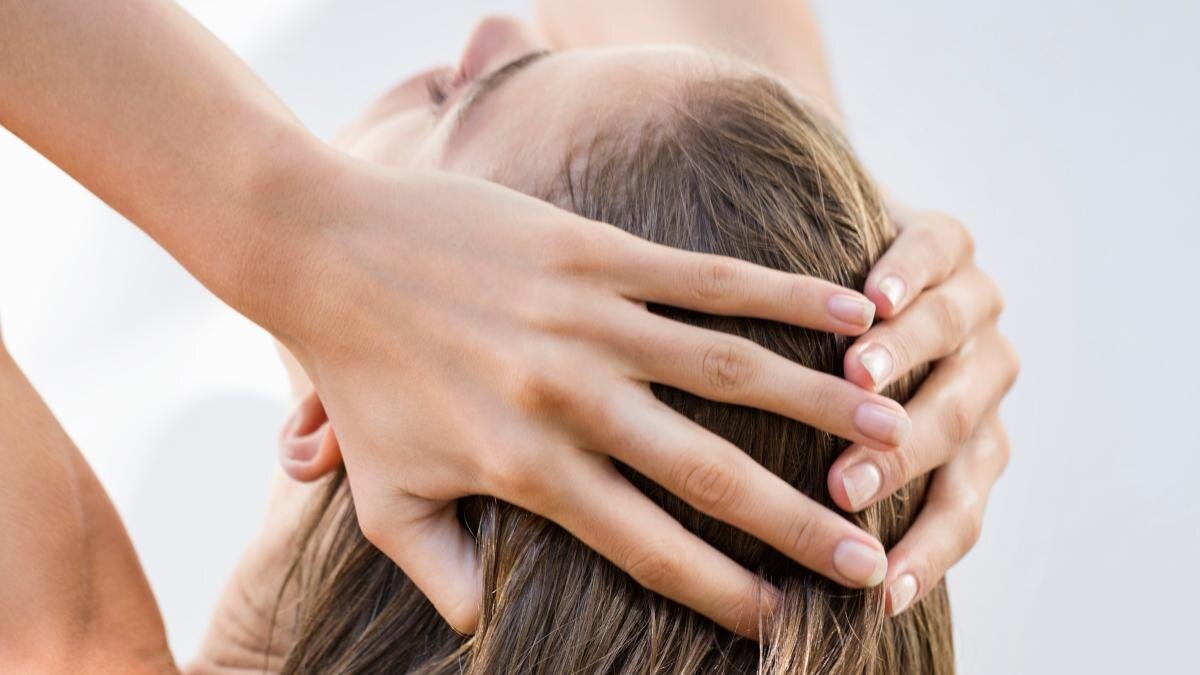 густые волосы. здоровые волосы и ногти. девушка причесывается. улучшение кожи волос и ногтей. человеческий волос.