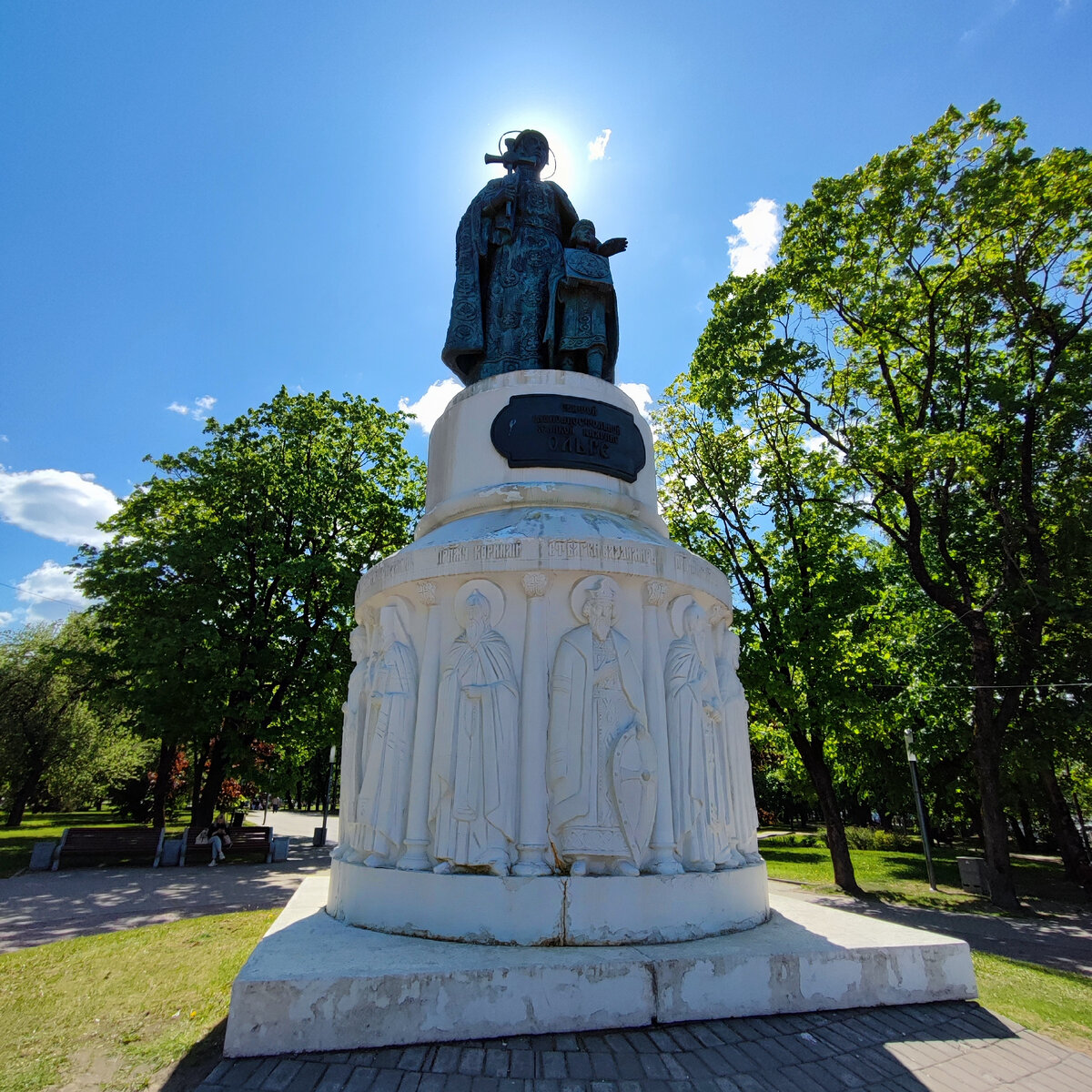 памятник святой равноапостольной княгине Ольге, открыт в 2003 году к 1100 города Псков