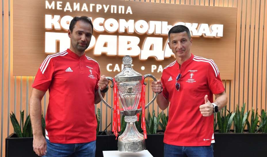    Роман Широков и Евгений Алдонин доставили Кубок России в «Комсомольскую правду». Фото: Иван Макеев