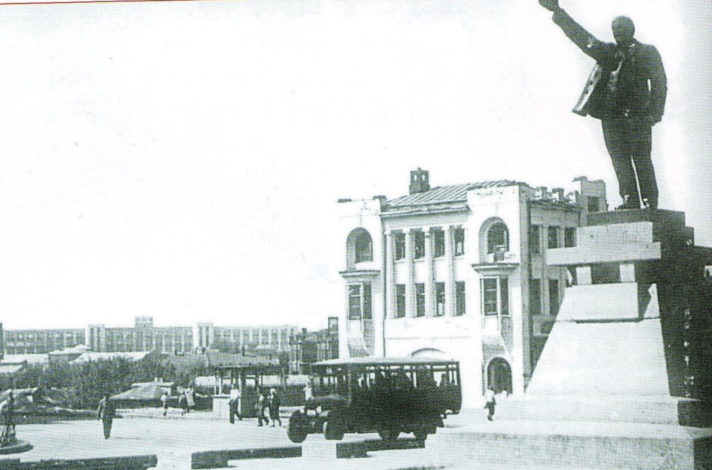    Памятник Ленину на центральной площади в Иванове демонтируют