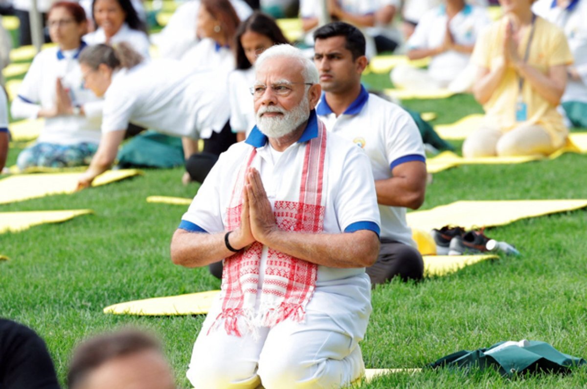    Нарендра Моди проводит открытый урок йоги перед Штаб-квартирой ООН в Нью-Йорке