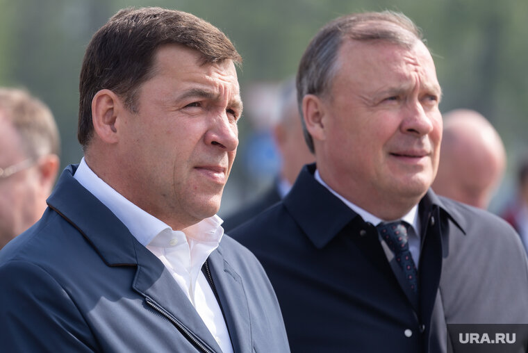    Евгений Куйвашев предоставил Алексею Орлову (на заднем плане) пространство для маневра
