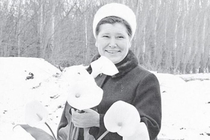 Зоя Сапожникова в оранжерее. 1974 год. Фото МУ "Волжский музейно-выставочный комплекс"📷     В Волжском появился сквер имени супругов Сапожниковых
