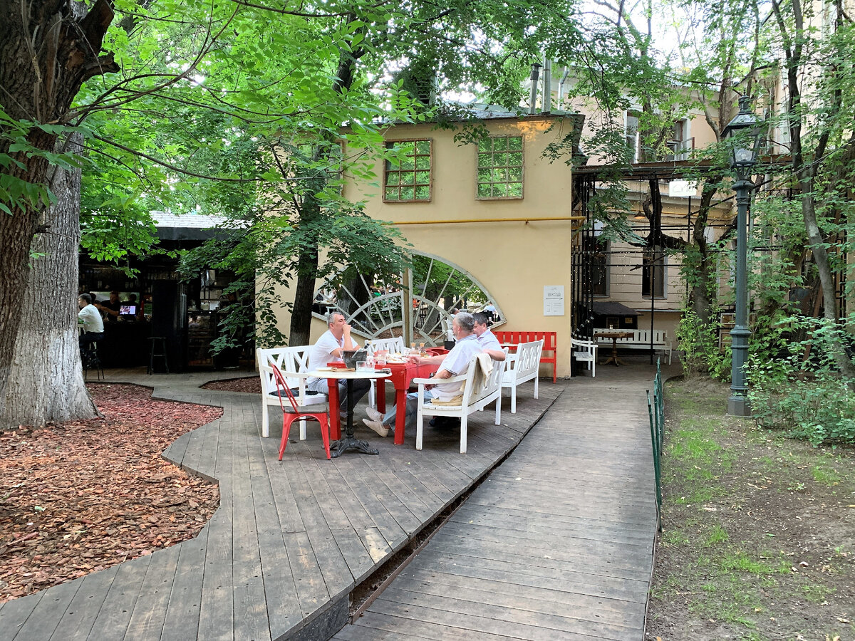 Веранда комплекса ресторанов "Дом 16"