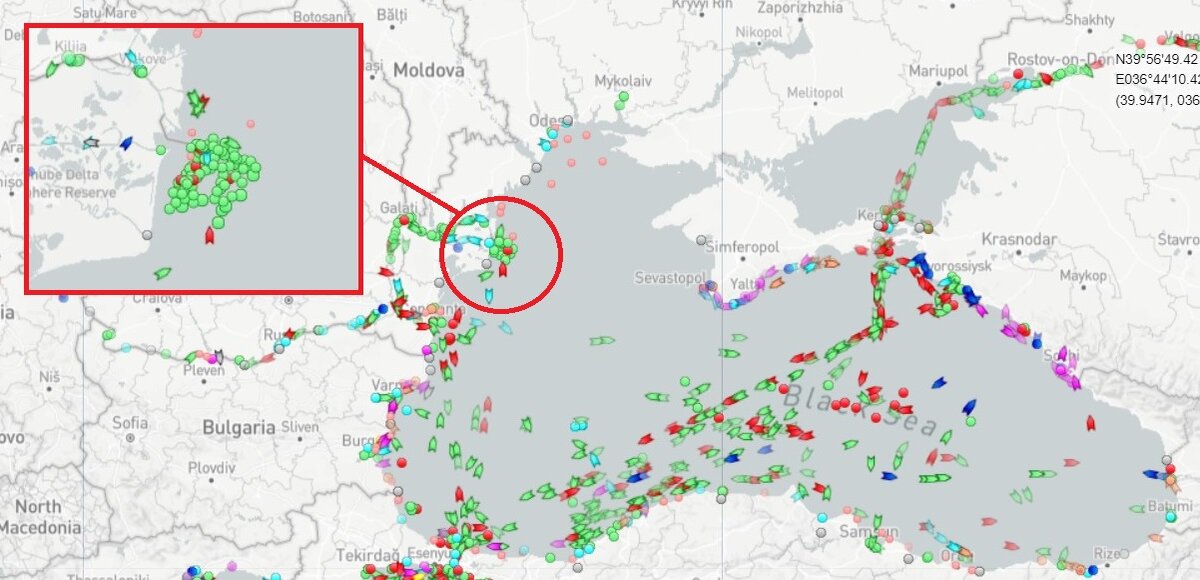 Порядка сотни судов (в том числе, зерновозы) столпились у устья Дуная.