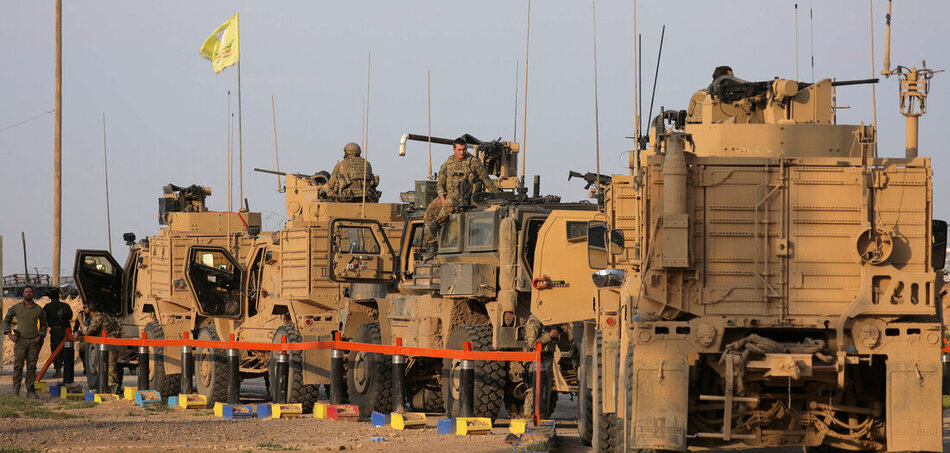 Хорошо охраняется: войска США и ополченцы SDK на нефтяном месторождении Аль-Омар вблизи Дейр Аль-Сор (23 марта 2019 г.)