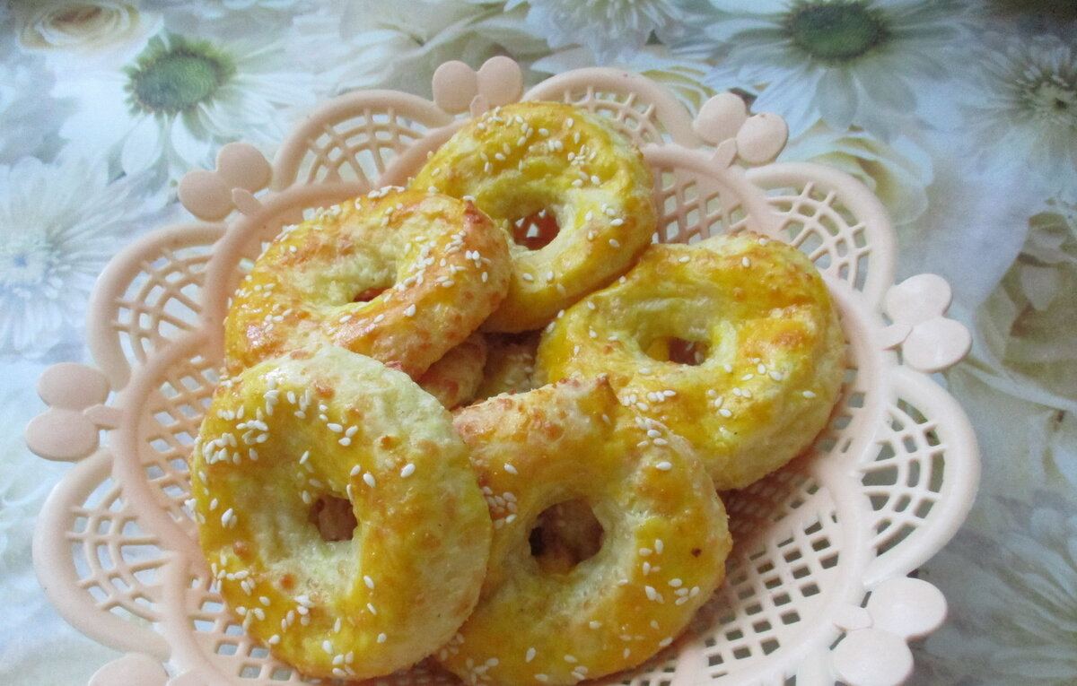 Творожно-сырные колечки можно подать на завтрак к чашке чая или кофе, а также вместо хлеба на обед или ужин. Вкусные, мягкие сырные колечки понравятся как взрослым, так и детям. 