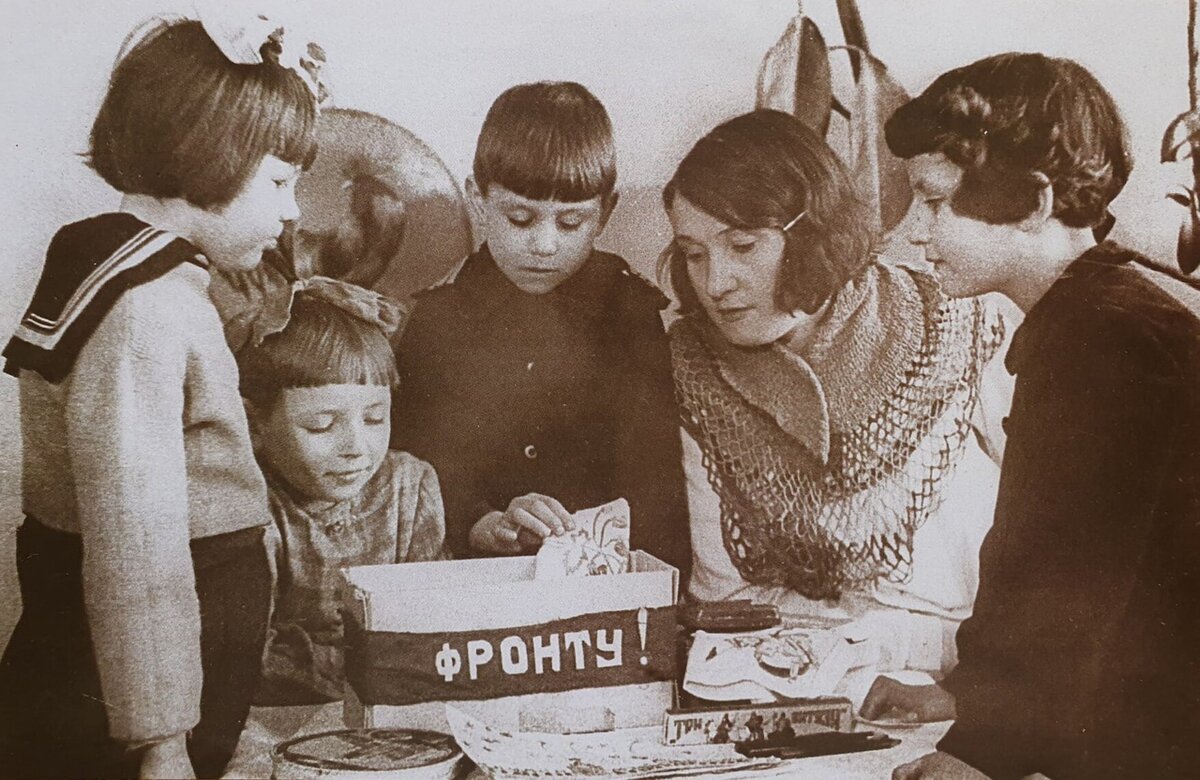 Дети одной из школ Советского Союза собирают посылку на фронт. Фотография взята из интернета в качестве иллюстрации