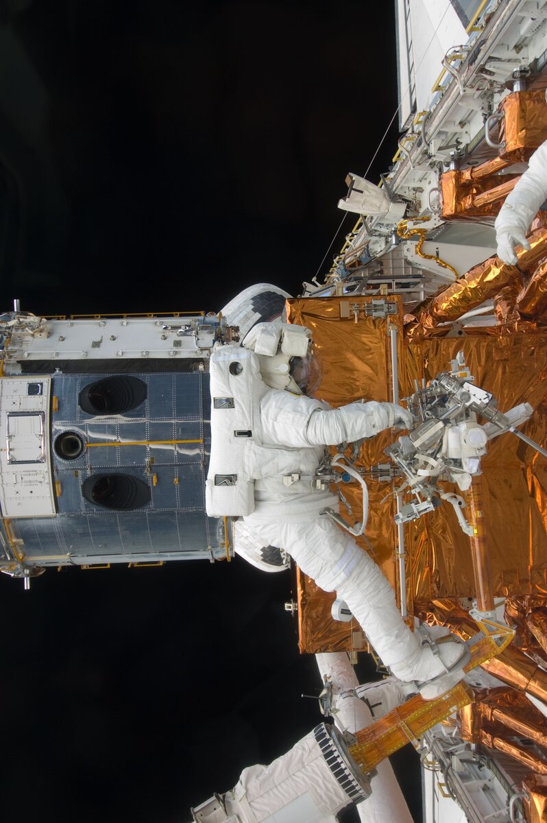 В «интернетах» ходит байка о том, что по завершении технического обслуживания телескопа Hubble «астронавты решили сделать пробный кадр, чтобы посмотреть, всё ли пришло в норму.-2