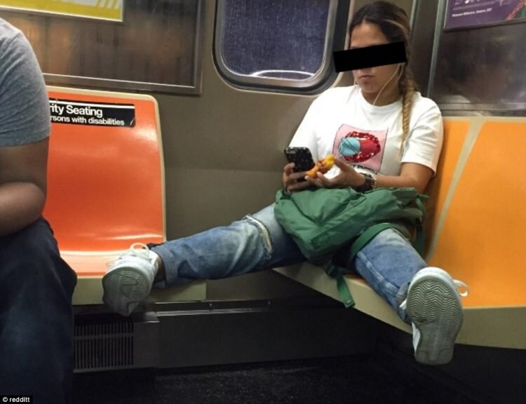 Прижимается в транспорте. Японские девушки в транспорте. Прижимается в транспорте. Прижимается в транспорте к девушке. Прижали а транспорте.