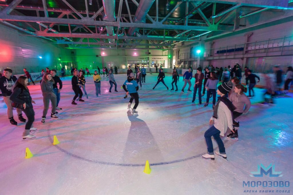 Один  из лучших ночных катков столицы. Ночное катание доступно каждую субботу  с 22.00 до 5.30 круглый год! Это значит, что насладиться ночным  катанием на коньках вы можете без привязки к времени года и погоде.  Катание для взрослого обойдется всего в 500 рублей. Также доступны льготные тарифы для школьников, студентов дневного отделения, пенсионеров и других категорий населения. 