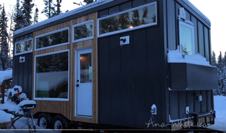 Крохотный домик, поставленный на автомобильный прицеп.