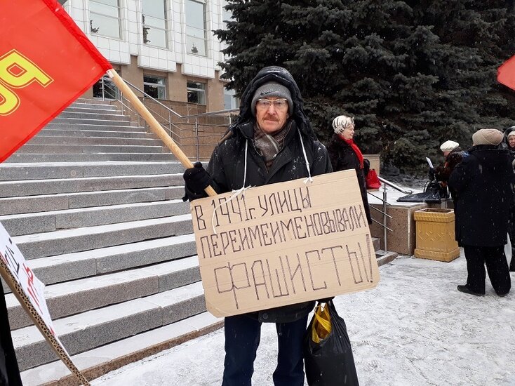  Оппоненты кричали друг на друга, почти толкались у микрофона и даже обзывались. Однако до рукопашной, к счастью, дело не дошло. О том, почему не будут переименовывать улицы Хохрякова и Коммунистическая и с какой стати депутат Игорь Ракша заступился за Сталина – читайте в материале Tumix.