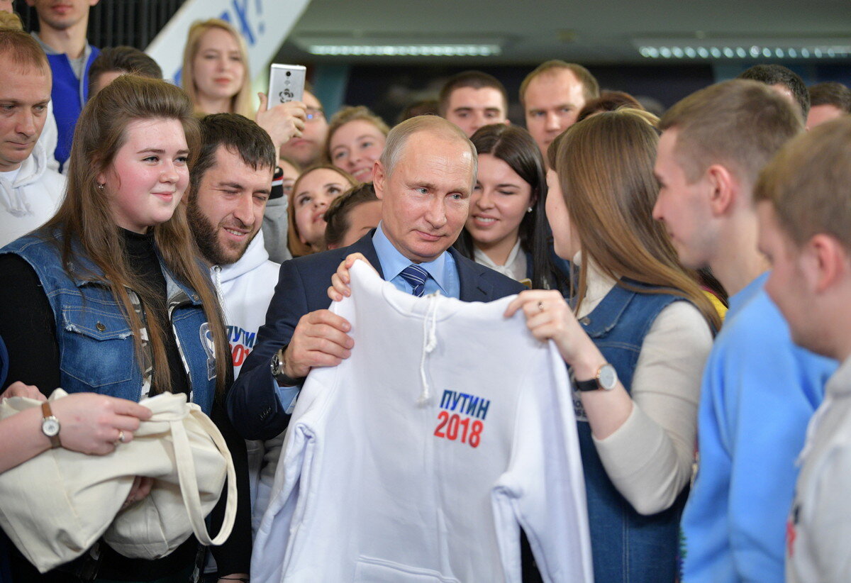 Как отмечается, в ходе встречи речь шла преимущественно о приоритетах политики государства. Как сказал Владимир Путин, он поставил перед собой цель обеспечить стабильное развитие экономики. «Самое главное для меня – это внутренняя политика. И, конечно же, здесь упор необходимо сделать на обеспечение темпов роста экономики. Речь идет о развитии инноваций, отраслей здравоохранения и образования, а также промышленного производства.Все эти вопросы крайне важны для того, чтобы обеспечить устойчивый рост России и повысить уровень жизни населения», - признался Путин. 
 