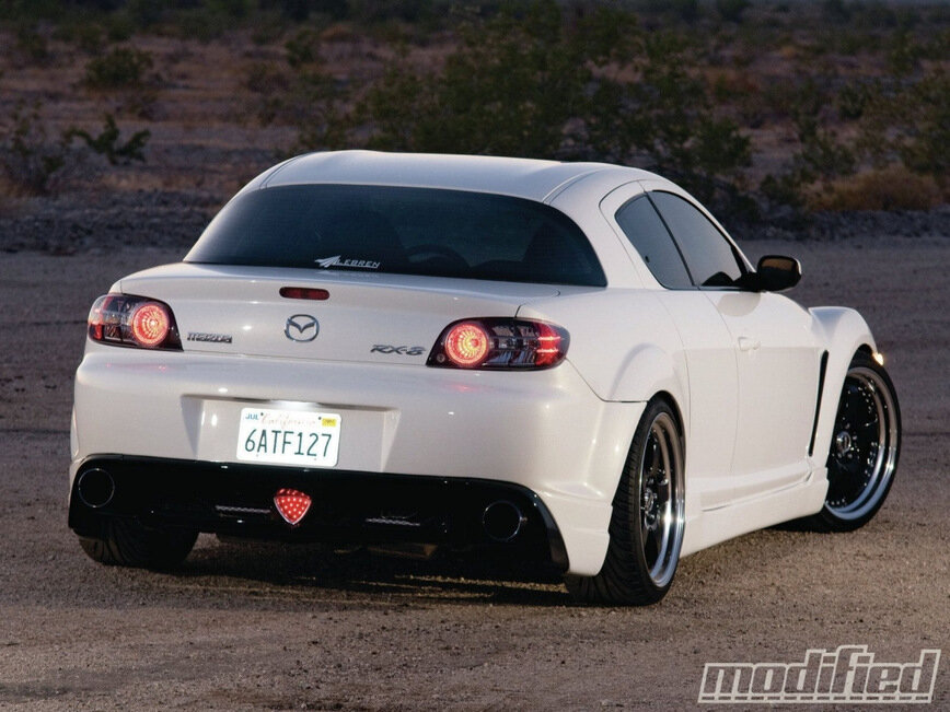 2. Mazda RX-8

Заменив модель RX-7 более доступной RX-8, Mazda начала моду на роторные двигатели. 
Двухроторный двигатель “Renesis” (более известный как двигатель Ванкеля) объемом 1.3 литра был доступен в двух вариантах: 198 или 227 лошадиных сил. Он идеально вписывался в заднеприводный автомобиль с прекрасной, отзывчивой управляемостью. 

В 2010 году продажа модели в Европе была внезапно прекращена, поскольку роторный двигатель не подошел под европейские экологические стандарты. Спустя год, приостановилось и производство в Японии. Ходили слухи о возможном наследнике, оснащенном роторным двигателем, однако мы его так и не увидели.
