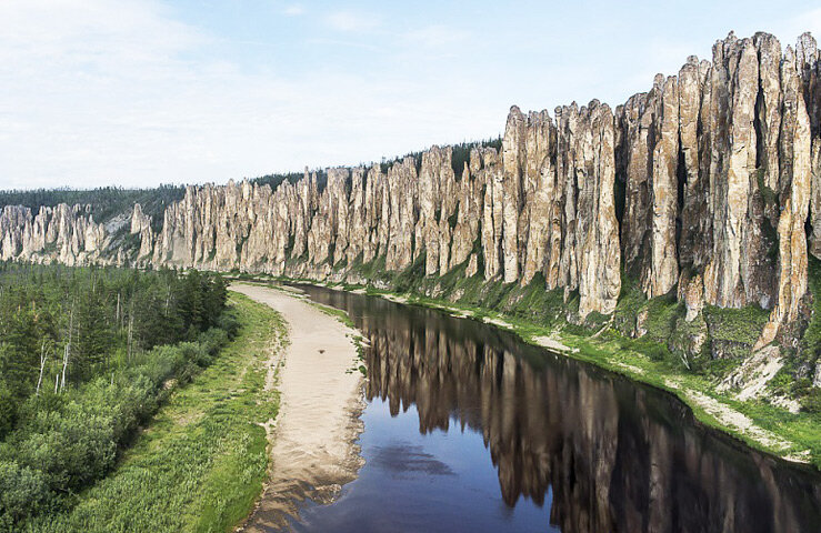 Каменные великаны на берегу реки Лена. Саха, Якутия