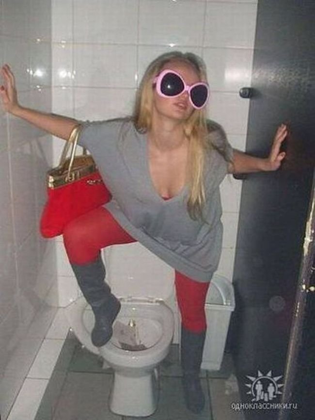 Однажды по дороге в школу мне захотелось срать. Переборов в себе порывы, я решил добежать до школьного толкана и там извергнуть свое говно. Но каков был мой ужас, когда я обнаружил, что толкан не работает! А срать хотелось все больше. 


Начался урок, но я не мог идти, я бы просто обосрался по дороге! Но, когда коридор опустел, я обнаружил рядом с собой чей-то портфель. Выбора у меня не оставалось, я расстегнул штаны, стянул труханы и начал срать в тот злосчастный портфель. Срал я очень долго и срал бы еще, если бы не послышались шаги. Все, что я успел сделать, это в спешке натянуть трусы и штаны на свою обосраную жопу, а затем встать по стойке смирно. Торопясь, я забыл застегнуть портфель и это станет огромной проблемой.



Тут передо мной оказалась хозяйка портфеля - тян из параллельного, на которую я дрочил уже больше года (назовем ее для удобства Катей). Я стоял между ней и ее портфелем, так что она не могла видеть мое говно.



Увидев меня, она покраснела и потупила взгляд. Я уже подумал было, что у меня ботинки или одежда в дрисне, но быстрый анализ происходящего дал понять, что, вроде бы, все нормально.



И вдруг Катя начала что-то говорить. Всерьез озабоченный своей проблемой, я практически не слушал ее, а говорила она что-то про какие-то чувства ко мне. Этого мне только не хватало! Надо было срочно придумывать выход из ситуации.



Еще мое положение несколько усложнялось тем, что мои штаны были не застегнуты и мне приходилось держать руки в карманах, чтобы они не спадали.



— "Так что ты скажешь?" - вдруг пробился в мой мозг ее голос.



— "Ну, э..." - старался я потянуть время - "Я влюблен в тебя второй уже второй год, и каждый день думаю только о тебе!" - с этого момента я начал нести какой-то бред, а она смотрела на меня взглядом, полным любви.



Но в какой-то момент моя жопа начала подавать признаки того, что процесс калоизвержения далеко не закончен! Мой живот скрутило, послышались ужасающие звуки. Я уже понимал, что через несколько минут я обосрусь, а тогда и фейл неизбежен.



Но в этот момент у Кати зазвонил телефон, а лежал он... В портфеле!



А еще в портфеле лежала здоровенная куча моего дерьма. Это была самая хуевая и безвыходная ситуация в моей жизни. Тян устремилась к портфелю, но я пошел на последний отчаянный шаг.



Подбежав к ней, я обнял ее, и наши губы слились в поцелуе! В этот же момент у меня встал член, и он на некоторое время задержал падение штанов с моей жопы.



Катя прижалась ко мне, и я чудом смог спрятать стояк. От всей охуенности происходящего мне даже расхотелось срать. Я целуюсь с тян моей мечты, а в ее портфеле лежит мое говно. А еще шел урок. И в этот момент меня спас какой-то препод, который решил сходить в соседний кабинет. А так как мы прогуливали, нам с Катей оставалось только ретироваться на лестницу. Под шумок я застегнул штаны, но мы стояли уже на первом этаже.



И тут Катя заявляет:



— "Может, пойдем ко мне домой?"



Я был всей душой за, но нужно было что-то сделать с портфелем!



Я высказал свое согласие, и тогда Катя без предупреждения пошла вверх за своим рюкзаком! Я молчал, как партизан, мысленно готовясь к полному краху своего счастья.



Мы поднялись на этаж вверх, где лежал злосчастный портфель. И тут нас уже встречал тот препод.



Началась немая сцена. Учитель с непониманием смотрел на нас с Катей, а та, в свою очередь, смотрела внутрь своего портфеля.



Мы так стояли где-то минуту, пока я не спизданул преподу:



— "Зачем вы насрали в портфель?"



И тут начался пиздец.



— "Вы неправильно поняли! Там уже было наложено!"



Катя молча охуевала, потом схватила меня за руку и начала плакать. Я уже хотел было давать по съебкам, как моя жопа снова начала хотеть извергнуть очередную порцию говна.



Преодолев и этот позыв, я начал съебывать, утягивая за собой Катю. Препод же настолько охреневал, что не мог даже пошевелиться и трясся.



Через несколько секунд мы уже стояли в раздевалке и готовились к побегу. Я уже переобулся и был готов, как моя жопа будто сказала - не так быстро, чувак!



Это был девятый вал. Я схватил первый попавшийся пакет от сменки и начал срать в него.



В это время Катя искала свой пакет. На мое счастье, этот залп жопа произвела почти моментально. Я быстро повесил пакет на место, и, найдя Катю, хотел было съебывать из школы, как она спросила, не видел ли я желтый пакет с красными кружками. Тот самый, в который я только что насрал.



Естественно, я ответил, что не видел, а сам, под видом того, что помогал его искать, быстро нашел его и перекинул через перегородку раздевалки. Но за перегородкой был коридор и выход из школы! Это я понял слишком поздно.



И именно в этот момент Катя предложила мне свалить без пакета. Через секунду мы уже бежали к выходу, я надеялся, что она не заметит пакет.



Но! Когда, казалось, все обошлось, мы увидели того самого препода, а вдобавок директора, завуча и охранника Петровича, смотрящих на обосранный пакет.



И тут я ощутил охуенное дежавю и спизданул:



— "Зачем вы насрали в пакет?"



Препода тут же хватил удар, и он упал. Все начали вызывать скорую, а мы с Катей по тихому свалили.



Она верила в то, что все засрал препод, и это было охуенно. Впереди был прекрасный день..