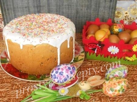 На Пасху каждый старается кучу вкусностей к праздничному столу приготовить, и самым важным на пасхальном столе является, конечно, кулич. Но многие хозяюшки не берутся сами готовить его. Потому как обычно занимает процесс много времени, достаточно хлопотный и трудоемкий. Но сегодня я вам расскажу рецепт пасхального кулича в мультиварке с фото пошагово, процесс простой, легкий и у вас точно все получится. 
Итак, как испечь в мультиварке пасхальный кулич с сухими дрожжами, очень вкусный, против магазинных все мои домочадцы оценили его по достоинству, и сказали, печь так каждый год.
Мультя у меня мощностью 750 Вт, чаша — 5 литров. Из данного количества продуктов у меня получился один большой, чудесный кулич. Вы можете разделить его на несколько меньших куличей.

    Стакан молока Ложка сухих дрожжей 4 яйца Стакан сахара Полпачки (100г) сливочного масла 2 ложки масла без запаха растительного От 4-х до 5-ти стаканов муки (от качества муки зависит) Пакетик ванилина 

В миску всыпать дрожжи и ложку сахара.
дрожжи и сахар

Залить теплым молоком, смешать.
залить молоком

Пусть 15 минут постоят, оживут дрожжи.

В пиалке взбиваем яйца с остальным сахаром.
яйца и сахар

Масло на самом медленном огне растапливаем.
растопить масло

Смешиваем дрожжевую, яичную смесь, масло, ванилин и изюм.

По добавляем муку, аккуратно замешиваем тесто. Оно будет такое приятное, слегка липкое, живое.

тесто для кулича
Смазываем чашу мульти, выкладываем комок теста.
выложить в мультиварку

Включаем агрегат на подогрев буквально на 5 минут, выключаем, примерно полчаса даем постоять. Затем все повторяем.

Открываем крышку, смотрим — если поднялся аж до верху — можно ставить на выпечку, если еще нет — включите еще подогрев на 5 минут и оставьте на полчаса.

Далее включаем режим «Выпечка» на 70 минут (я двумя заходами включала, на 50 и на 20 минут).
Все, наш пасхальный кулич в мультиварке готов, он получился красивый, вкусный, и ароматный!

готовый кулич
Оставим его немного в закрытой мульте постоять — минут 10, потом еще остудить минут 10. И можно вынимать.
выложить из мультиварки

Далее дело за помадкой. Можно ее из белков приготовить самому, можно купить уже готовую помадку, добавить взбитый белок, все интенсивно смешать и полить кулич. Украсить посыпкой – и вот ваше пасхальное чудо уже на столе – гордо можно похвастаться перед домочадцами и гостями.
кулич

Я пекла еще 2 маленьких кулича на творожном тесте — тоже очень вкусно получилось, напишу и этот рецепт. Попробуйте.

Творожное тесто для кулича

На 1 маленький кулич:

    100 г творога
    2 яйца
    0,5 стакана сахарку
    Стакан муки
    0,5 ч.л. соды
    50 г сливочного масла
    1 ч.л. лимонного сока
    Горсть изюма

Творог взбить блендером, добавить сахар. Растопленное маслице смешат с мукой. Взбить яйца миксером.
Смешать все ингредиенты, соду погасить в соке лимона, добавить в тесто. Всыпать предварительно ошпаренный кипятком и смешанный с мукой изюм.

Выложить тесто с смазанную формочку, выпекать в духовке минут 30.

