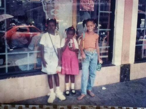 Рианна со своими друзьями из детства.